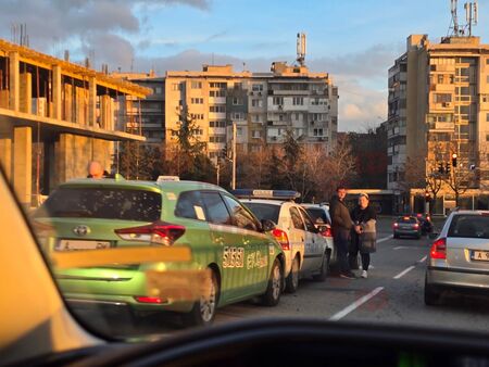 Полицейска патрулка е сред ударените коли  Три коли се сблъскаха