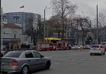 Извънредно! Гори култовата дюнерджийница на Новата поща в Бургас (ОБНОВЕНА)