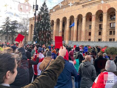 Размина ли се Грузия с гражданската война? Саломе се оттегли без бой, но протестите продължават