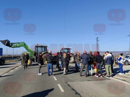 Извънредно: Гневни граждани затвориха безсрочно пътя Карнобат - Шумен, чакат шефа на БАБХ