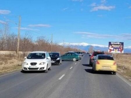 Двама загинаха в брутална катастрофа между БМВ и Фолксваген, затварят пътя