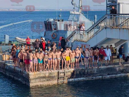 Флагман.бг предава на живо ритуала по спасяването на Светия кръст в Бургас