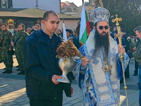 Родолюбивият Владика отдаде почит на всички храбри войни които са