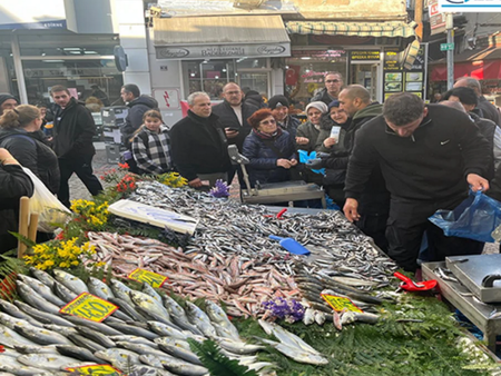 Българи изкупиха хамсията на пазара в Одрин, по-евтина ли е там?