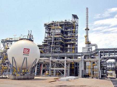 Цената на "Лукойл Нефтохим" стигна 3,3 млрд. долара, икономист предлага държавата да купи комбината