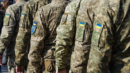 Мъж застеля украински военен