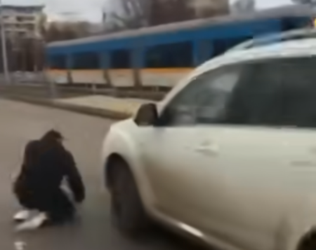 ПОТРЕСАВАЩО ВИДЕО: Мъж се хвърля пред колите на булевард в София