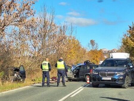 Бургазлия се натресе челно в лъскавото BMW Label на варненец