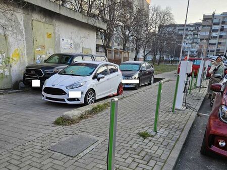 Сигнал до Флагман.бг: Семейство окупира паркоместа в жк „Възраждане“, чупят и дерат коли, ако спреш там