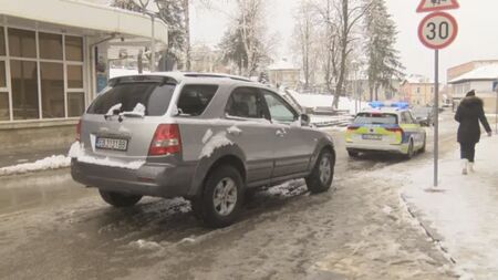 Дъщерята на полицай №1 в Дряново блъсна две деца пред училище