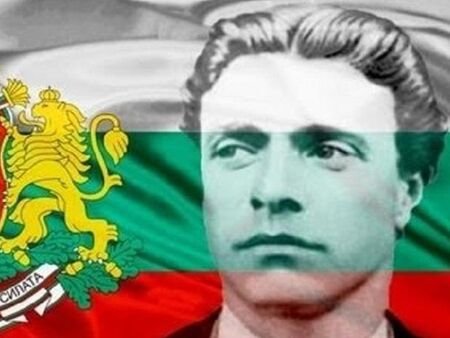 Бронзов паметник на Васил Левски грейва в Бургас