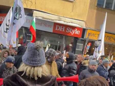 Ранени полицаи и арести на протеста на „Възраждане”