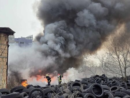 Издирват собственика на горящата за пореден път гумаджийница в Бургас (СНИМКИ/ВИДЕО)