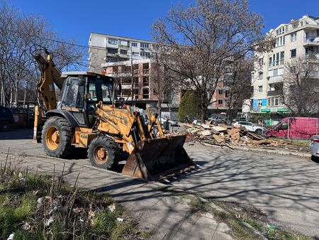 Багери, пратени от кмета, събориха щаба на бургаските дилъри на кръв