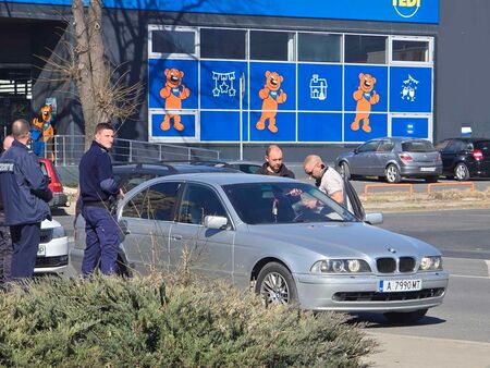 Само във Флагман.бг! Вижте как ченгета спипаха бургаско БМВ с дрога в Кърджали