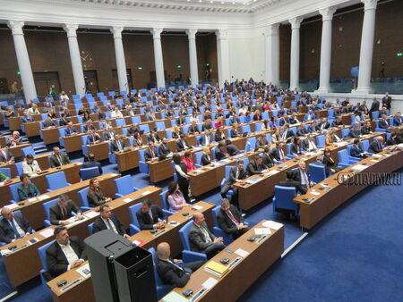 Двама бургаски депутати ще треперят следващите часове, за да не изгубят мандата си в НС