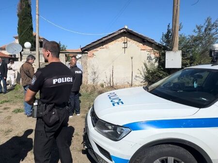 Дрога и криминално проявени в частен дом: Полицията удари наркогрупа в село Винарско