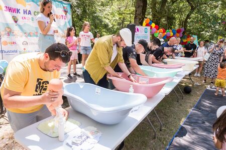 Съпругата на Пламен Бобоков блесна в галерията на Ники Младжов (СНИМКИ)