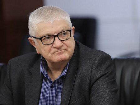 Бургаският депутат Петър Кънев беседва със симпатизанти на БСП в Карнобат