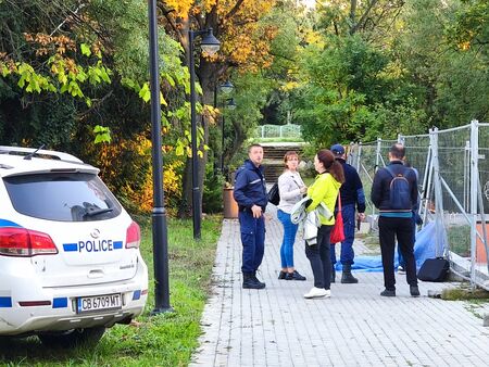 Полицейски служители извършват в този момент оглед на мястото