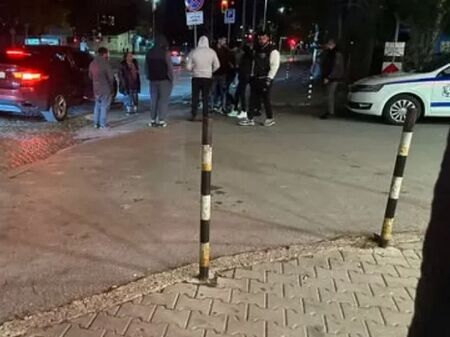 Полицията издирва извършителя и разпитва очевидци пред мола