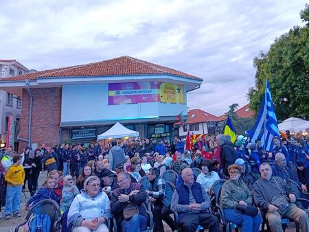 Гостите се насладиха на богато разнообразие от детски, кулинарни и музикални прояви, а за хубавото настроение се погрижиха Братя Аргирови